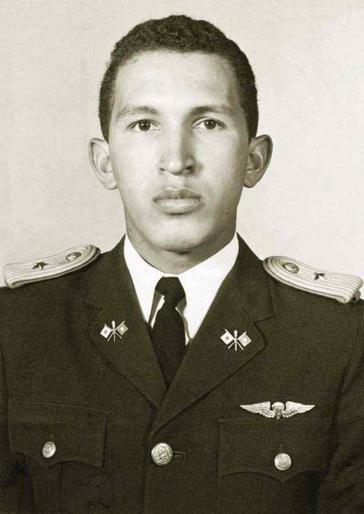Im Jahr 1971 geht Hugo Chávez zum Militär, wo er sich Anfang der 80er Jahre mit anderen fortschrittlichen Militärs politisch organisiert. Im Jahr 1971 geht Hugo Chávez zum Militär, wo er sich Anfang der 80er Jahre mit anderen fortschrittlichen Militärs politisch organisiert.