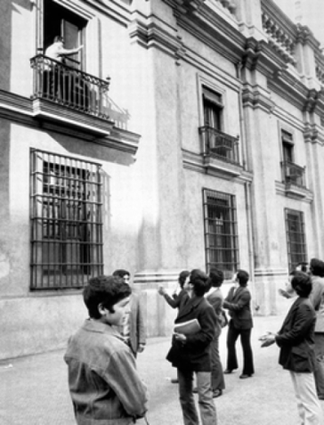 Am frühen Morgen des 11. September 1973: Allende auf dem Balkon des Präsidentenpalastes La Moneda Am frühen Morgen des 11. September 1973: Allende auf dem Balkon des Präsidentenpalastes La Moneda
