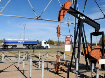 Förderanlage mit YPF-Tankwagen