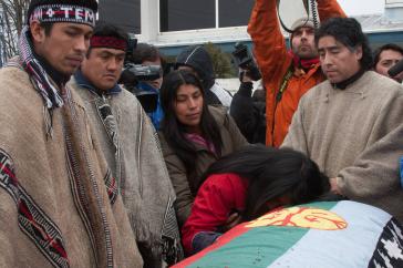 Anhaltende Gewalt: Mapuche bei der Beerdigung eines Todesopfers Anhaltende Gewalt: Mapuche bei der Beerdigung eines Todesopfers