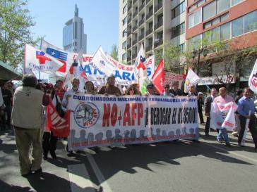 Demonstranten fordern die Abschaffung des privaten Rentensystems: "Nein zum AFP"