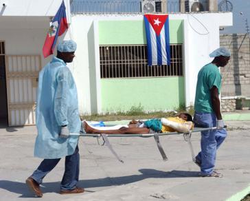 Kubanische Ärzte mit einem Patienten im Krankenhaus der Sozialbehörde OFATMA in Port-au-Prince