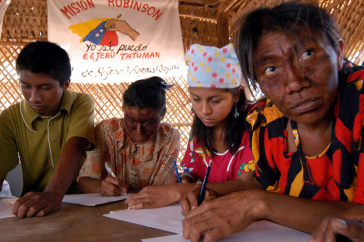 Wayuu-Indigene in Venezuela nehmen an der Misión Robinson teil Wayuu-Indigene in Venezuela nehmen an der Misión Robinson teil