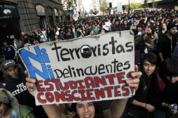 Demonstrierende in Chile: "Weder Terroristen noch Kriminelle, sondern Studenten mit Bewusstsein" Demonstrierende in Chile: "Weder Terroristen noch Kriminelle, sondern Studenten mit Bewusstsein"