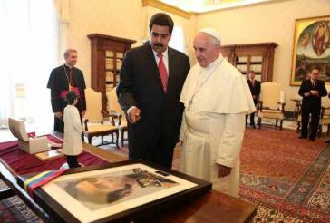 Präsident Maduro und Papst Franziskus mit dem Porträt von Simón Bolívar