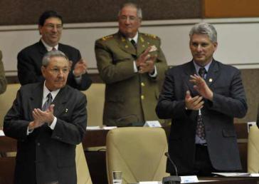 Raúl Castro, rechts neben ihm Miguel Díaz-Canel Bermúdez, der neue erste Vizepräsident des Staats-und Ministerrates