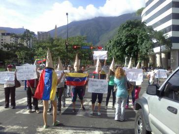 Einige Oppositionelle in Caracas probieren einen neuen "Look" aus, der stark an den rassistischen Ku-Klux-Klan (KKK) erinnert