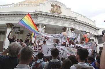 Aktivistinnen und Aktivisten vor der Nationalversammlung in Caracas