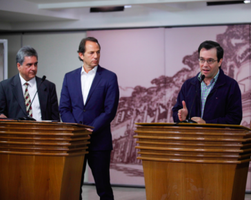 Pedro Maldonado (rechts), Leiter von Conatel, bei der Pressekonferenz mit Vertretern von Privatmedien