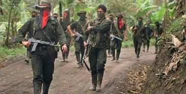 Gruppe der ELN auf Patrouille in Kolumbien Gruppe der ELN auf Patrouille in Kolumbien