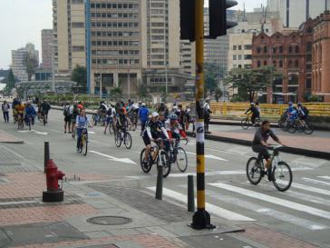 Jeden Sonntag nutzen eine Million Freizeitradler die zu Radwegen umfunktionierten Hauptstraßen der kolumbianischen Hauptstadt Jeden Sonntag nutzen eine Million Freizeitradler die zu Radwegen umfunktionierte
