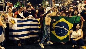 Anhänger der Frente Amplio in Montevideo feiern die Wahlsiege von Tabaré Vázquez in Uruguay und Dilma Rousseff Brasilien