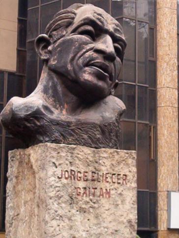Büste Jorge Eliécer Gaítans in Medellin. Am 9. April 1948 wurde der linksgerichtete Präsidentschaftskandidat in Bogotá ermordet Büste Jorge Eliécer Gaítans in Medellin. Am 9. April 1948 wurde der linksgerichtete Präsidentschaftskandidat in Bogotá ermordet