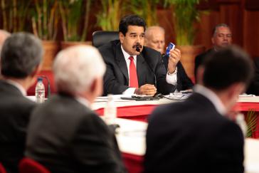 Präsident Nicolas Maduro argumentiert auf der Friedenskonferenz mit der venezolanischen Verfassung