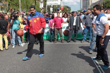 Präsident Maduro beim Basketball am "Friedenstag" in Caracas