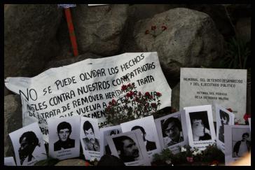 Am Mahnmal für die Ermordeten und Verschwundenen: Auch 24 Jahre nach dem Ende der Diktatur ist die Mehrheit der Verbrecher noch auf freiem Fuß Am Mahnmal für die Ermordeten und Verschwundenen: Auch 24 Jahre nach dem Ende der Diktatur ist die Mehrheit der Verbrecher noch auf freiem Fuß