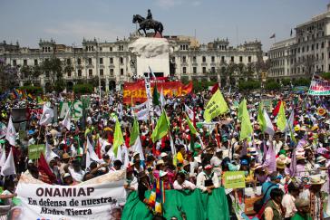 Demonstrierende beim "Marsch zur Verteidigung der Mutter Erde" in Lima Demonstrierende beim "Marsch zur Verteidigung der Mutter Erde" in Lima
