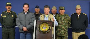 Präsident Santos mit Ministern und Militärs Präsident Santos mit Ministern und Militärs
