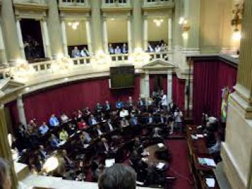 Argentiniens Senat debattierte elf Stunden über die Umstrukturierung der Staatsanleihen Argentiniens Senat debattierte elf Stunden über die Umstrukturierung der Staatsanleihen