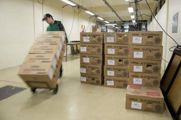 Verpackte Wahlautomaten in Brasilien werden in alle Teile des Landes gebracht Verpackte Wahlautomaten in Brasilien werden in alle Teile des Landes gebracht