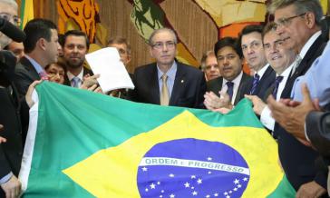 Oppositionspolitiker übergeben dem Präsidenten der Abgeordnetenkammer, Eduardo Cunha (Mitte), den Antrag auf Amtsenthebung Oppositionspolitiker übergeben dem Präsidenten der Abgeordnetenkammer, Eduardo Cunha (Mitte), den Antrag auf Amtsenthebung