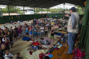 Der Informationsminister Costa Ricas Mauricio Herrera besucht eine Notunterkunft für kubanische Auswanderer in  La Guagua