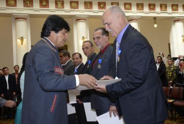 Bolviens Präsident Morales zeichnet die "Los Cinco" und Orlando Cardoso (rechts im Bild) mit dem Orden "Legión de Honor Mariscal Andrés de Santa Cruz" aus