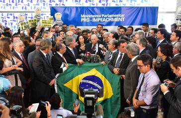 Die Oppositionsabgeordneten konservativer Parteien beim Start der Initiative Pro-Impeachment gegen Dilma Rousseff