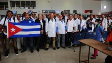 Kubanische Ärzte am Flughafen in Freetown/Sierra Leone kurz vor ihrem Rückflug nach Kuba