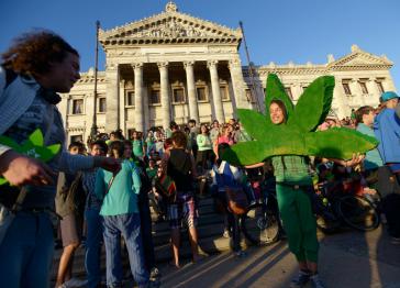 Kundgebung vor dem Parlament in Montevideo am Tag der Abstimmung über das Legalisierungsgesetz