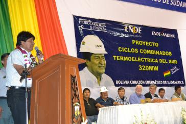 Feierliche Vertragsunterzeichnung zwischen der Siemens AG und ENDE Andina in Yacuiba, Bolivien. (links: Präsident Morales, mittig am Tisch, in schwarz: Siemens-Chef Joe Kaeser) Feierliche Vertragsunterzeichnung zwischen der Siemens AG und ENDE Andina in Yacuiba, Bolivien. (links: Präsident Morales, mittig am Tisch, in schwarz: Siemens-Chef Joe Kaeser)