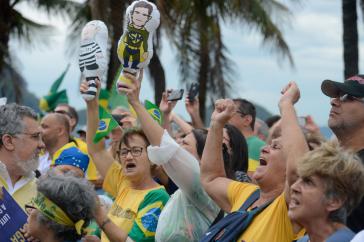Demonstranten in Rio de Janeiro mit Gummipuppen, die Ex-Präsident Luiz Inácio Lula da Silva als Häftling und Staatsanwalt Sergio Moro als Superman zeigen Demonstranten in Rio de Janeiro mit Gummipuppen, die Ex-Präsident Luiz Inácio Lula da Silva als Häftling und Staatsanwalt Sergio Moro als Superman zeigen