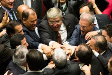 Mit Brasiliens Präsident Temer verbundene Abgeordnete feiern das Abstimmungsergebnis