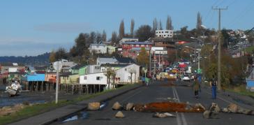 Blockierte Straße in Castro, der Hauptstadt der Insel Blockierte Straße in Castro, der Hauptstadt der Insel