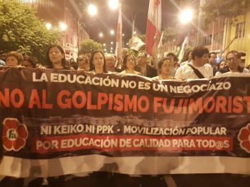 "Nein zum fujimoristischen Putsch" – Tausende protestieren in Lima gegen die von der Fuerza Popular geplante Absetzung des Bildungsministers "Nein zum fujimoristischen Putsch" – Tausende protestieren in Lima gegen die von der Fuerza Popular geplante Absetzung des Bildungsministers