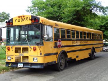 Einer der gelben Schulbusse der US-Pastoren für Kuba