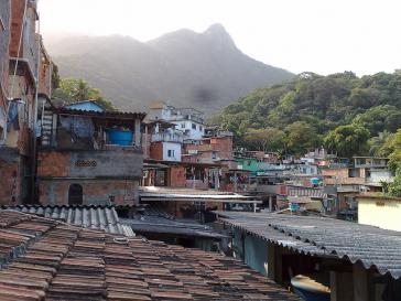 Dächer einer Favela in Rio de Janeiro, Brasilien