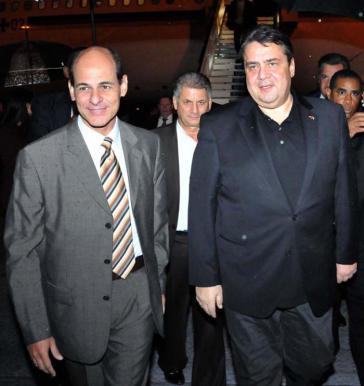 Kubas Vizeaußenminister Rogelio Sierra (links) empfing Gabriel am Flughafen von Havanna