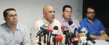 Der MUD-Generalsekretär Jesús Torrealba (2. von links) stellt für die Rückkehr an den Verhandlungstisch  Bedingungen