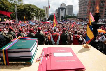 Tausende versammelten sich vor dem Pantheon in Caracas ... Tausende versammelten sich vor dem Pantheon in Caracas ...