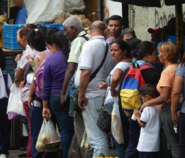Anstehen für Grundbedarfsgüter gehört zum Alltag in Venezuela Anstehen für Grundbedarfsgüter gehört zum Alltag in Venezuela