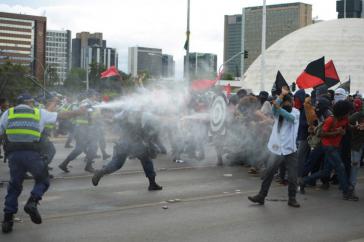 Im ganzen Land protestierten Zehntausende nach der Abstimmung im Senat. Vielererorts kam es zu heftigen Zusammenstößen zwischen Demonstranten und Polizei, wie hier in Brasília