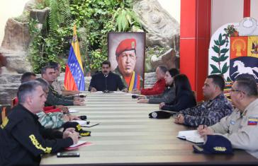 Venezuelas Präsident Maduro mit dem "Anti-Putsch-Kommando"