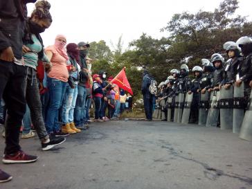 Demonstranten stehen im Stadtteil El Sitio von Tegucigalpa Polizisten gegenüber