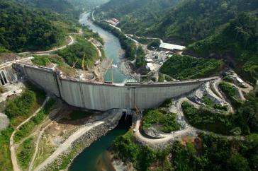 Das Wasserkraftwerk der Talsperre Reventazón kann ungefähr 525.000 Haushalte in Costa Rica versorgen Das Wasserkraftwerk der Talsperre Reventazón kann ungefähr 525.000 Haushalte in Costa Rica versorgen