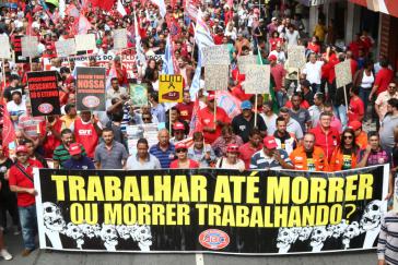 Gewerkschaften mobilisieren Widerstand gegen den Rückbau der Sozialversicherung in Brasilien. "Arbeiten bis zum Tod oder sterbend arbeiten?"