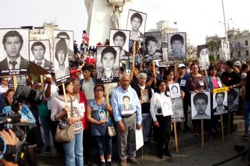 Angehörige der Opfer von schweren Menschenrechtsverletzungen unter Ex-Präsident Fujimori protestieren in Peru gegen dessen Begnadigung Angehörige der Opfer von schweren Menschenrechtsverletzungen unter Ex-Präsident Fujimori protestieren in Peru gegen dessen Begnadigung