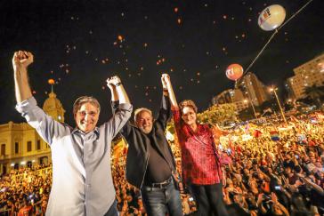 Will wieder Präsident von Brasilien werden: Lula da Silva, hier mit Dilma Rousseff und dem Gouverneur von Minas Gerais,  Fernando Pimentel bei der Abschlusskundgebung in Belo Horizonte