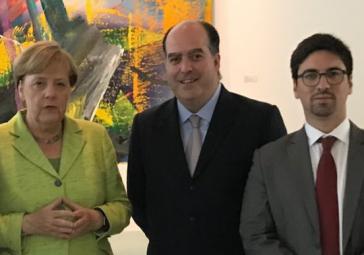 Bundeskanzlerin Angela Merkel mit den venezolanischen Oppositionsvertretern Julio Borges und Freddy Guevara am Mittwoch in Berlin