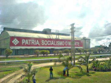 Ein Gebäude der staatlichen PDVSA: "Vaterland, Sozialismus oder Tod"